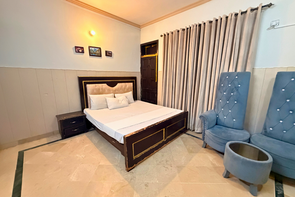 Honeymoon Suite with private bathroom and 24/7 room service