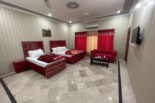 Executive Suite with king size bed and work desk