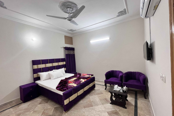 Premium Twin Room with city view and modern furnishings